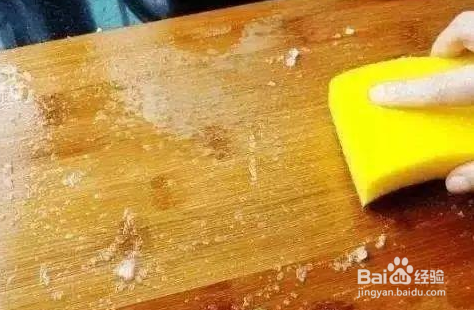 多脏的菜板都不用愁，教你几招轻松清理干净