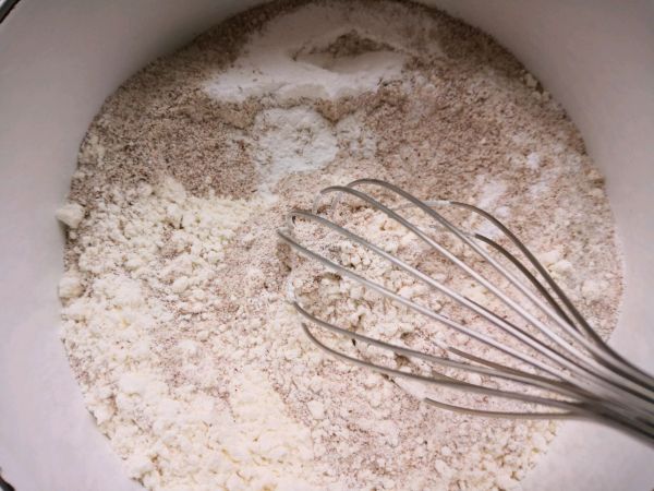 黑全麦松饼配蔓越莓果酱