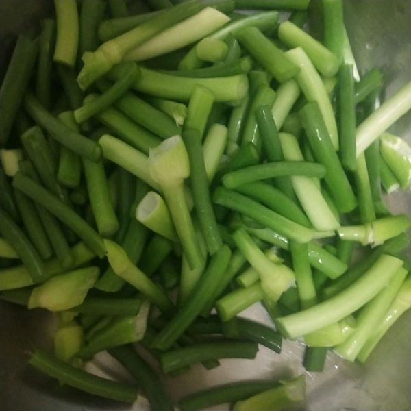 蒜薹肉片白玉菇