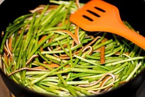 教你怎么做江南春天之香干腊肉炒芦蒿
