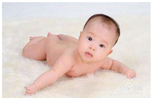 如何应对新生宝宝的一些异常动作？