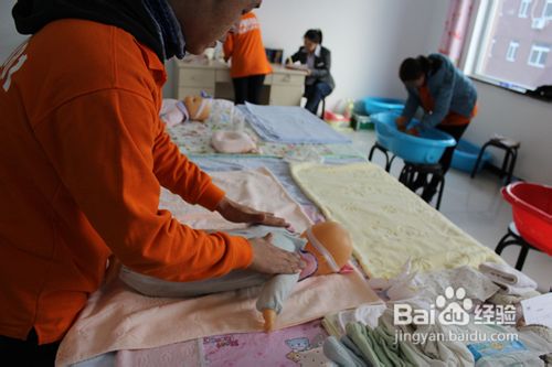 专业男月嫂怎么给宝宝做抚触？