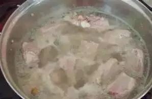 做这道红烧排骨 ,全家都爱吃!