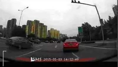 预防以下几种开车会导致车辆经常相互擦碰的行为