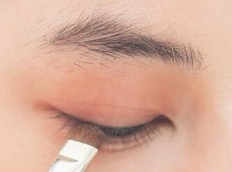 收起你的“放飞自我”好好化个妆，你也是女神