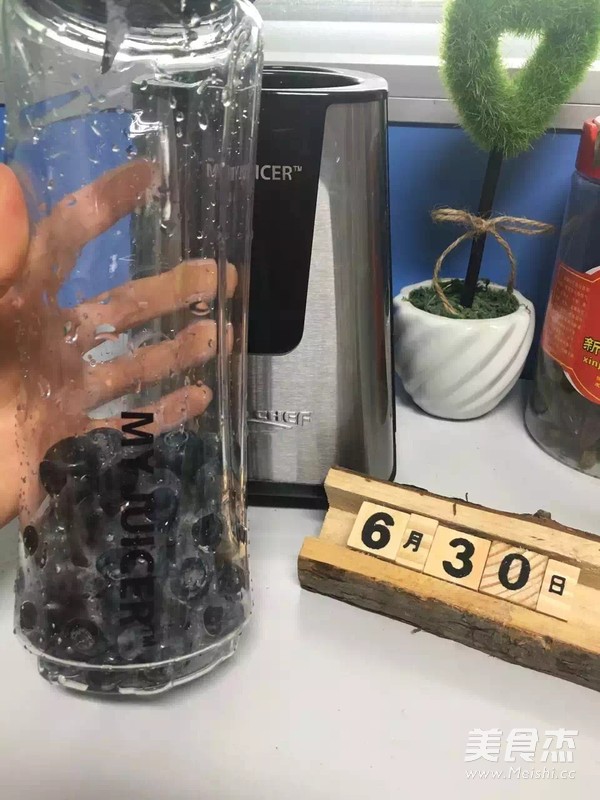 蓝莓奶昔的做法