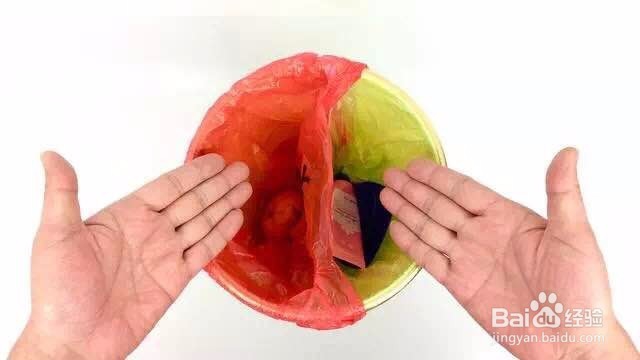 把饮料瓶盖粘在垃圾桶上，解决了不少家庭的难题