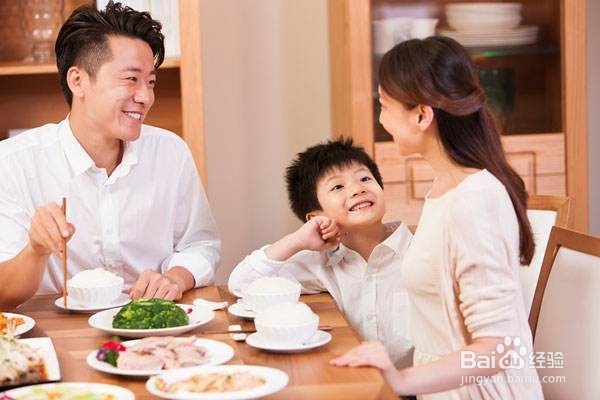 如何培养宝宝爱吃饭不偏食