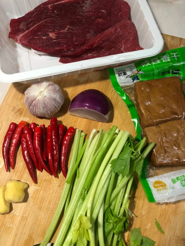 嫩滑牛肉炒芹菜