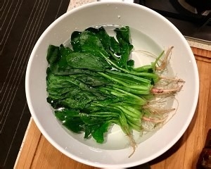 熏干拌菠菜的做法