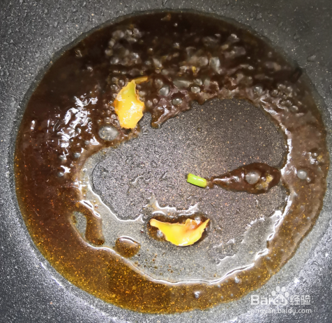 葱油花蛤家常做法。