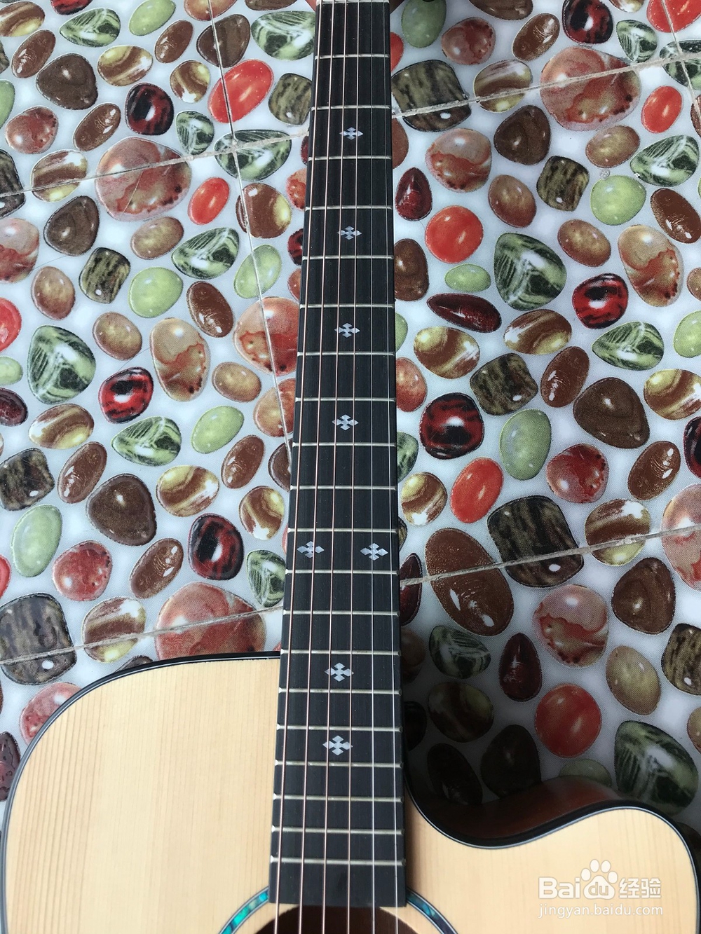 新手入门初学者怎么样选购民谣吉他?