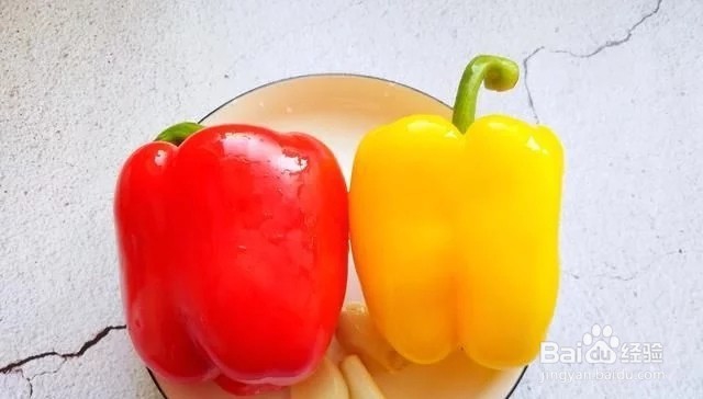 彩椒拌木耳 补血清肠好处多