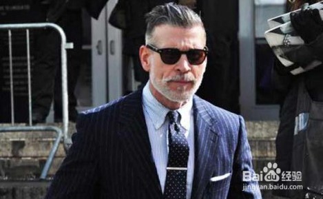 西服上衣口袋 放手帕方法