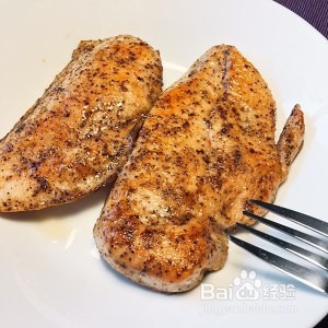 教你怎么做香煎鲜嫩多汁的黑椒鸡胸肉