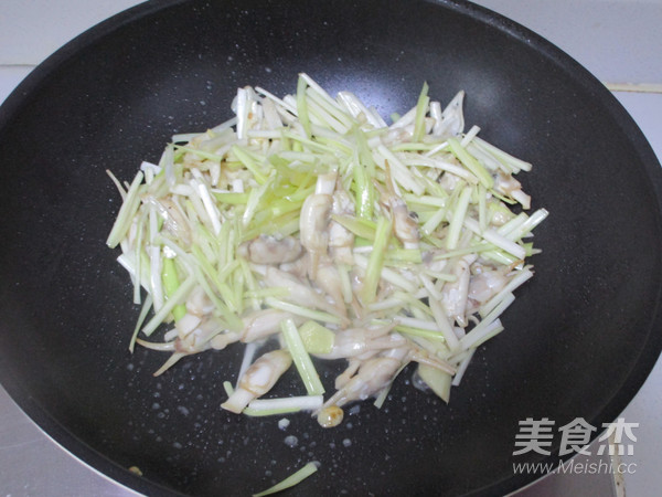 韭黄炒蛏子的做法