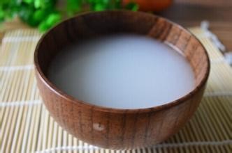 如何清理油腻腻的灶台？