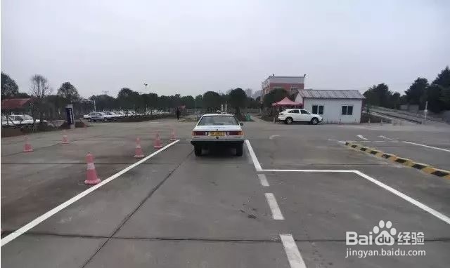科二侧方倒库技巧图解