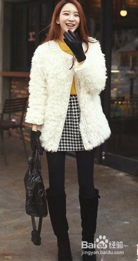 时尚外套搭配短裙+靴子 随性优雅又迷人