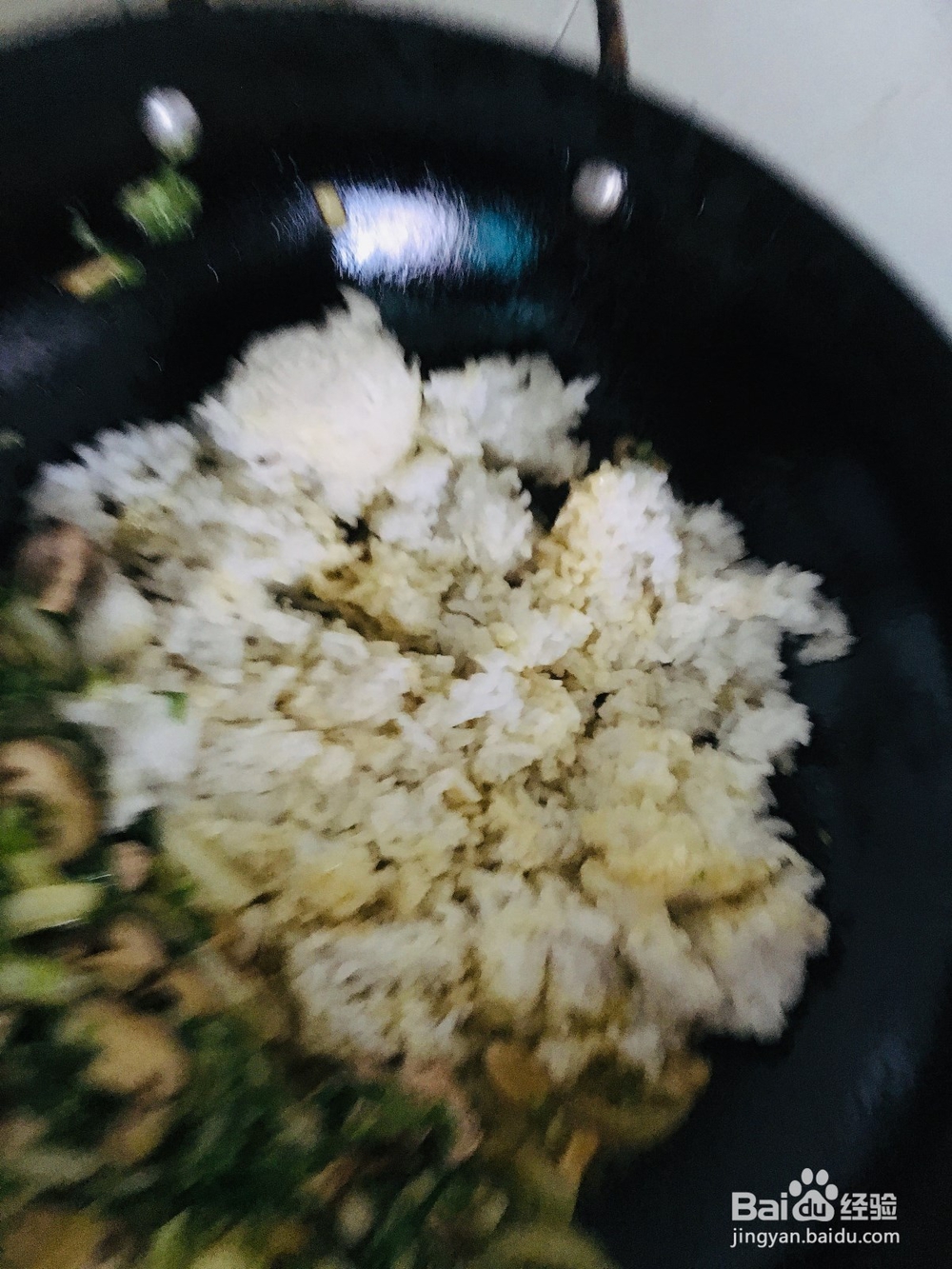 香菇白菜炒瘦肉饭的做法