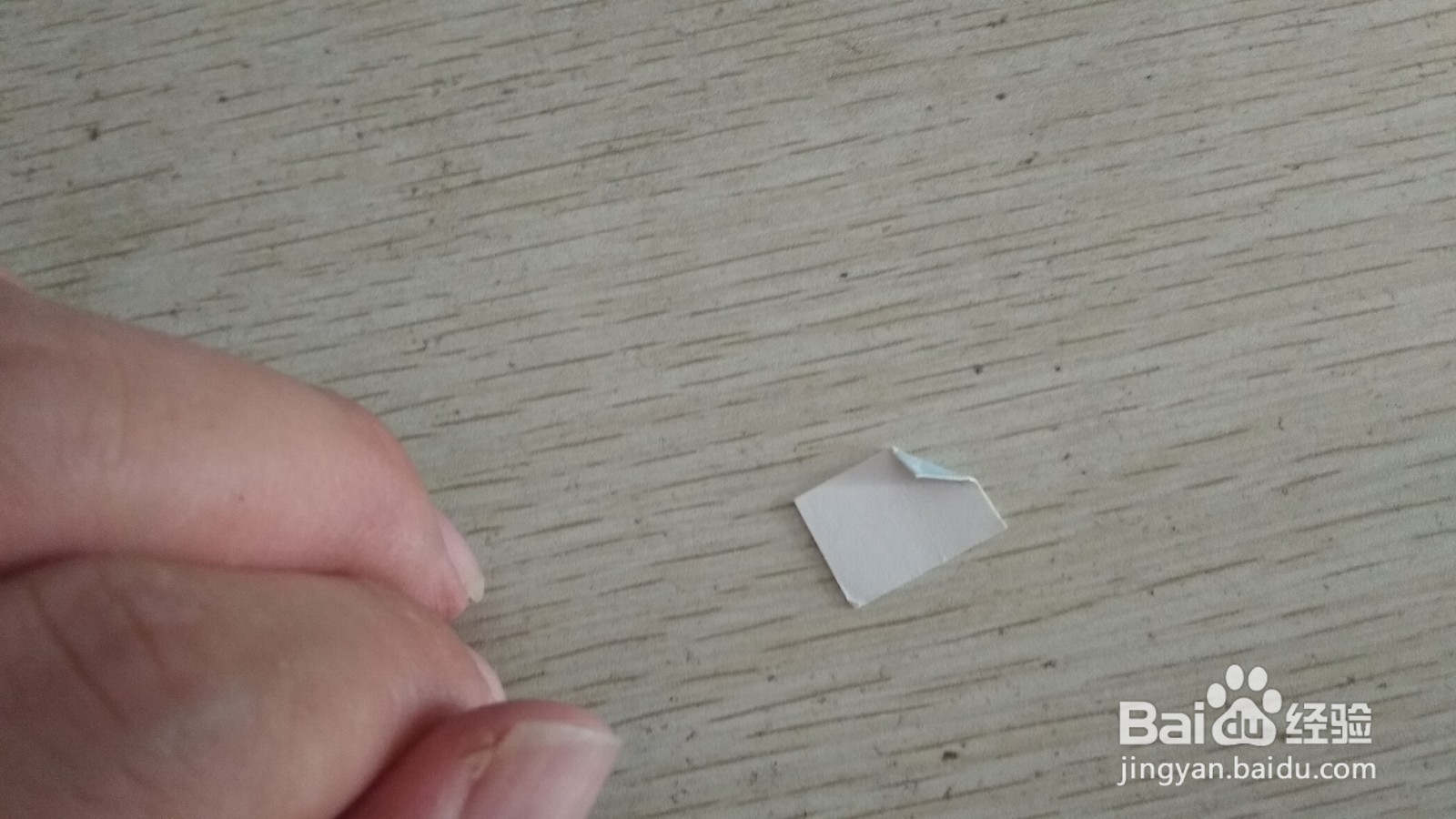 如何用一小长方形硬卡纸做简易的单个中性笔支架