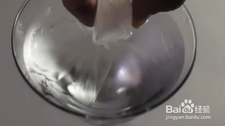 如何让矿泉水快速结冰？