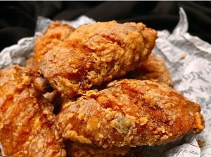 怎么做外酥里嫩多汁的蒜香炸鸡翅？