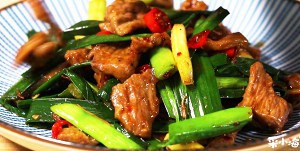 鲜嫩多汁蒜苗炒牛肉