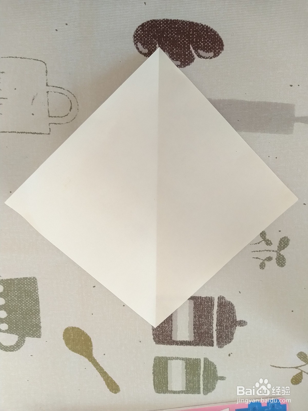 幼儿园小朋友学折纸-可爱的小企鹅