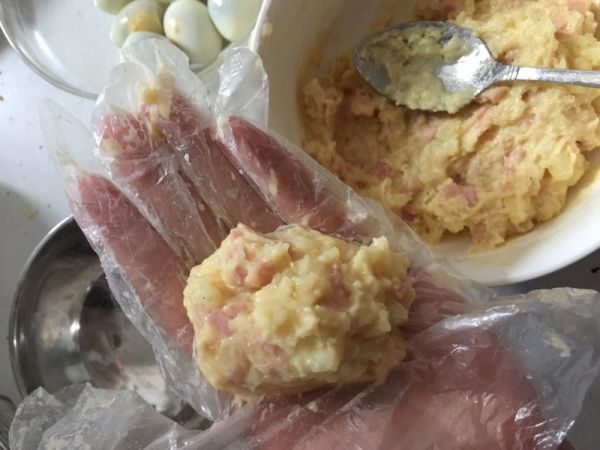 炸土豆鹌鹑蛋丸子