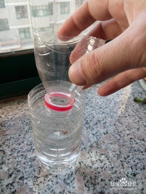 手工DIY:变废为宝：[3]矿泉水瓶变身简洁花瓶