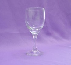 不同种类的葡萄酒应搭配不同的酒杯