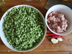 肉末豆角制作过程
