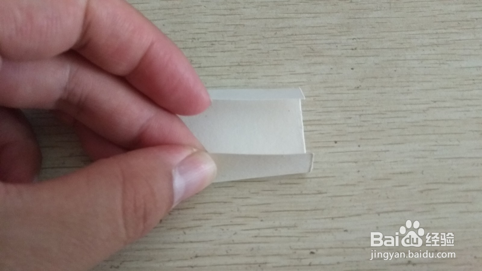 如何用一块正方形的纸做简易的中性笔的支架