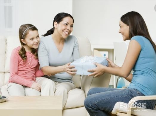 怎样给别人送礼最自然？