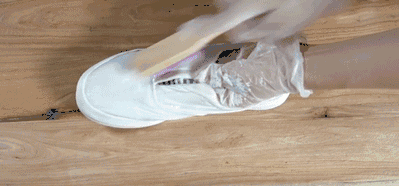 小白鞋染上红色怎么办