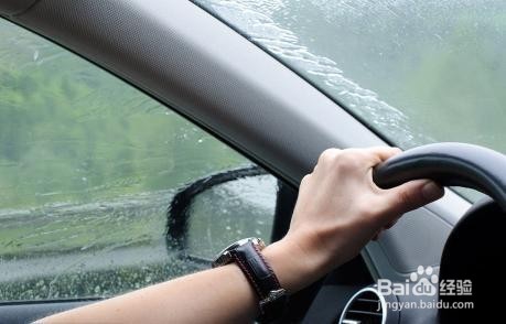 下雨天开车族应该注意哪些问题来保证我们的安全