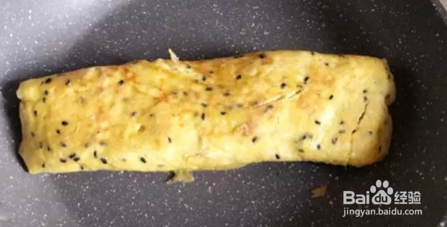 12个月宝宝零食---三文鱼黑芝麻鸡蛋饼