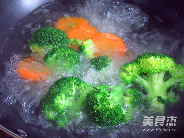 卷发女孩创意儿童餐