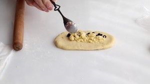 爆浆蓝莓酥粒面包的做法