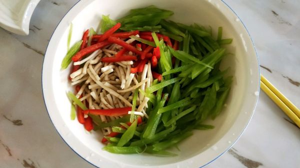 青笋丝拌折耳根