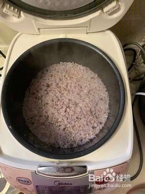 三文鱼炒紫米饭的做法