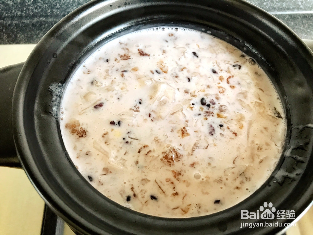 简单好吃的椰浆黑米桃胶银耳羹