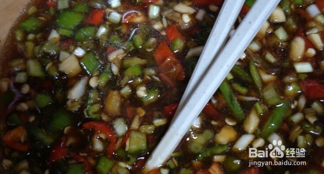 下酒神器凉拌皮蛋的做法。