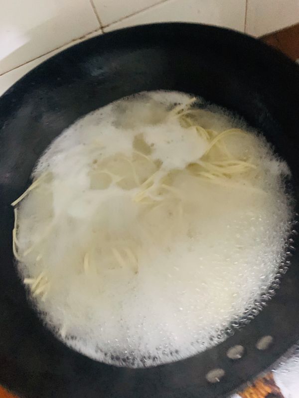 营养美味鱼汤面