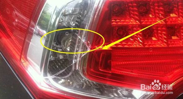 汽车尾灯里面有水蒸气怎么办