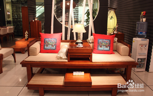 在制作过程中，如何使得红木家具更加美观实用？