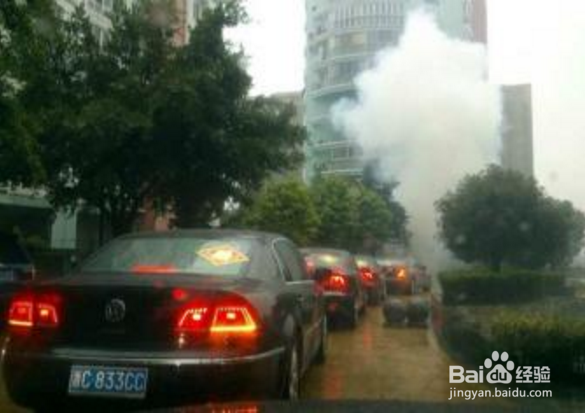 土豪迎亲迈巴赫后跟着九辆大众，众人惊呼不简单