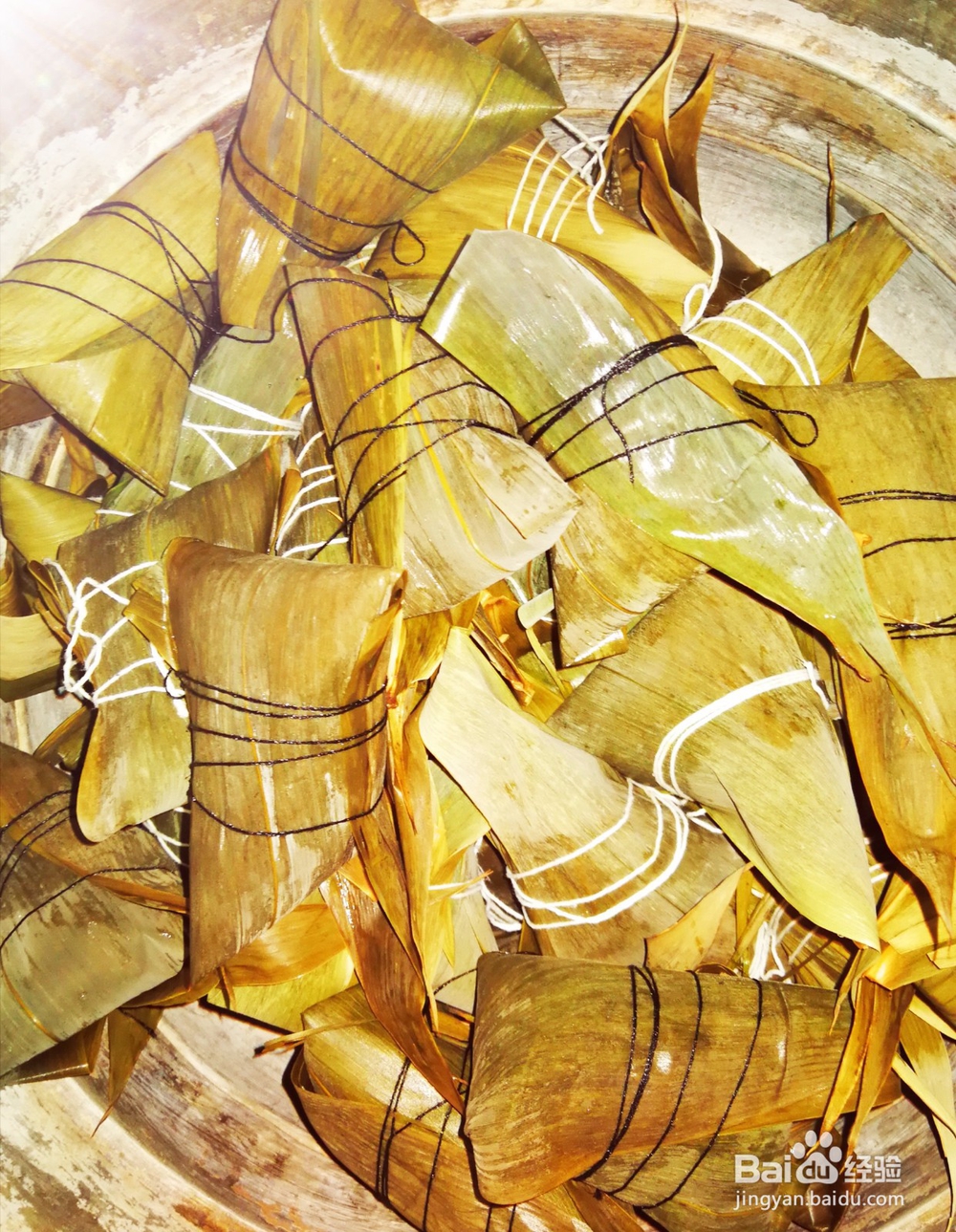 五香肉粽子和豌豆花生糯米粽子