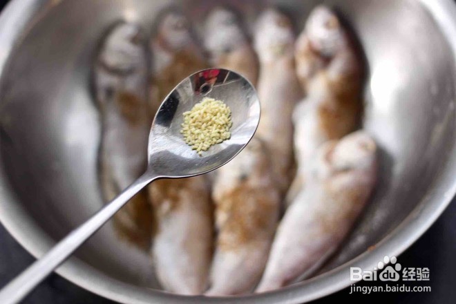 怎么做五香干炸大头宝鱼。